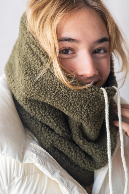 Gros plan du col capuche kaki en sherpa chaud