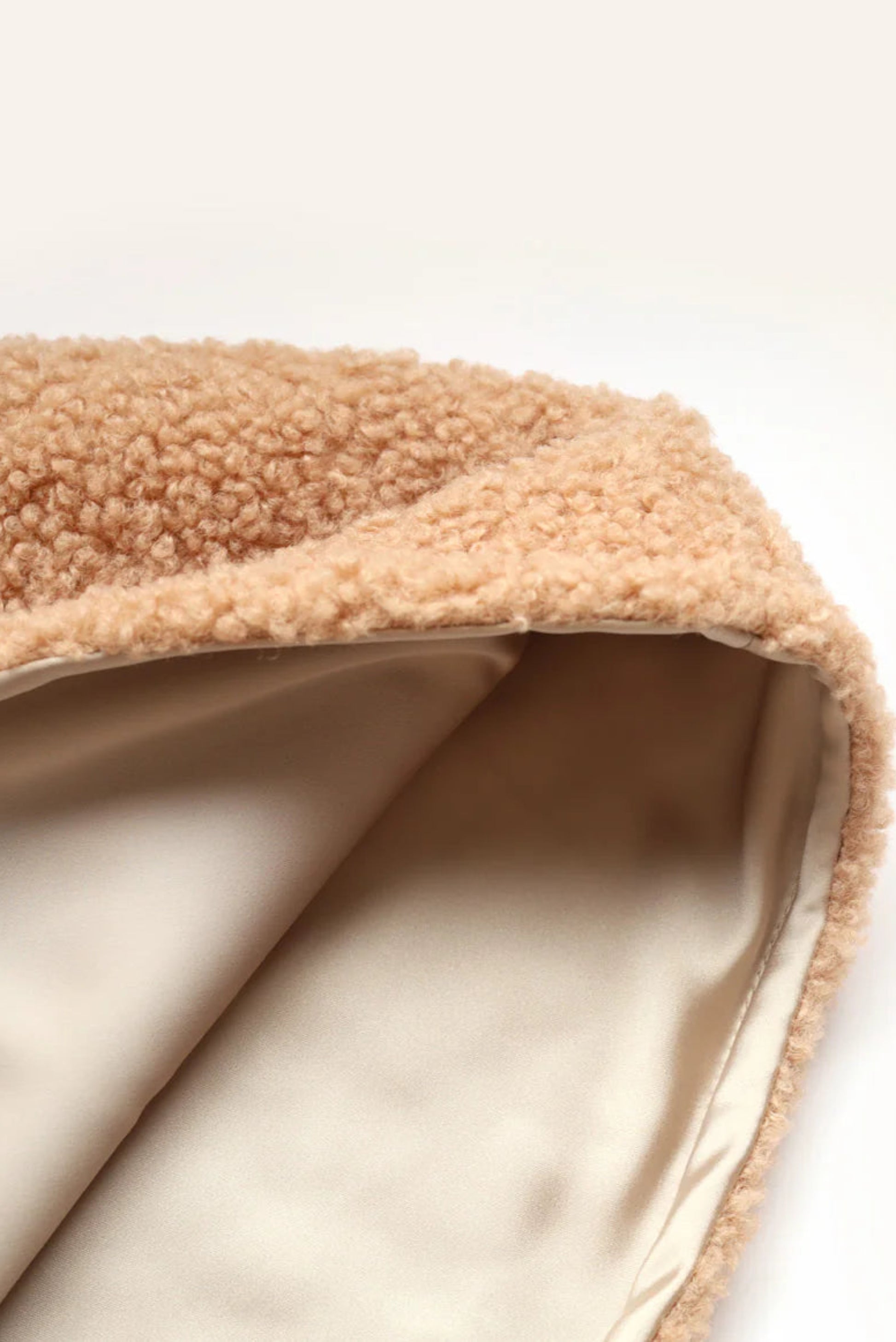 intérieur en satin lisse du col capuche – douceur et confort