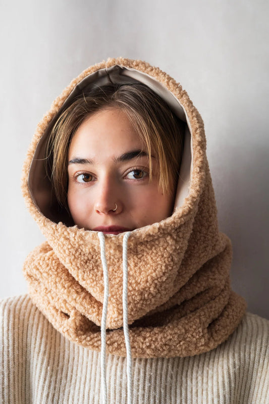 col capuche porté – protection du cou et de la tête