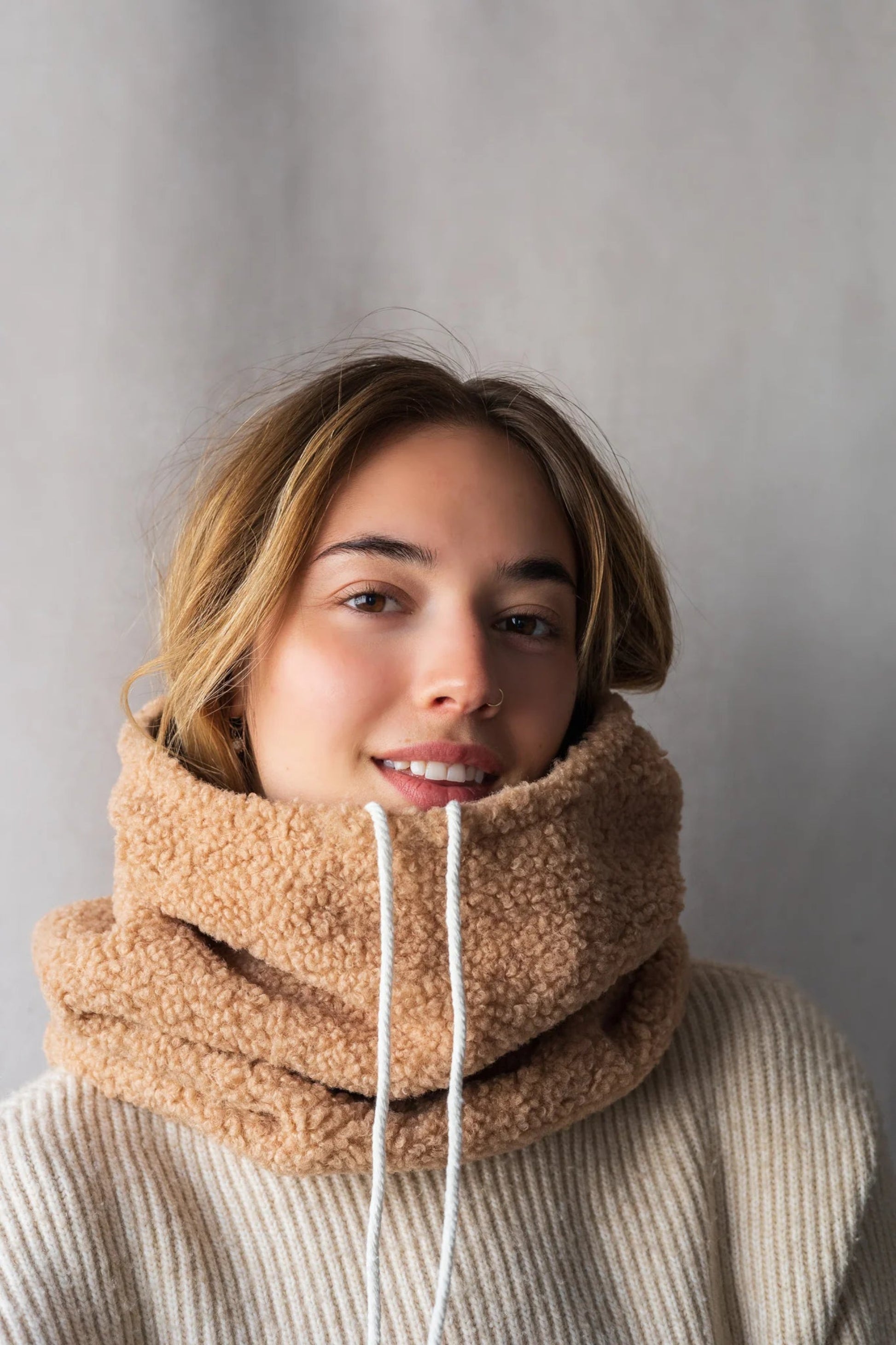 capuche intégrée avec cordon ajustable – chaleur et maintien