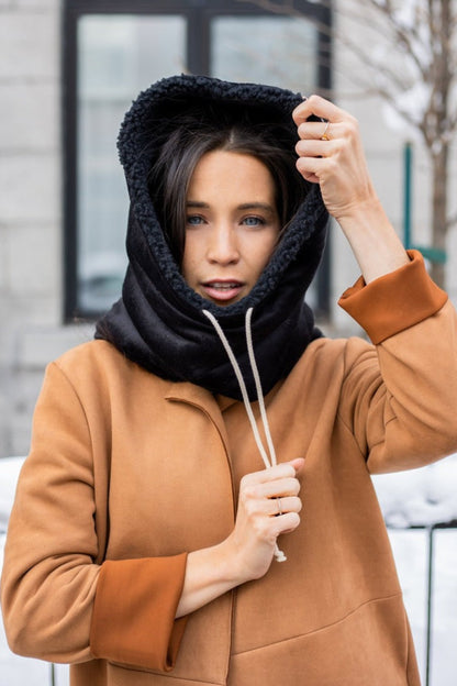 col-capuche-reversible-noir-vue-1 – Col capuche réversible noir porté en extérieur côté velours