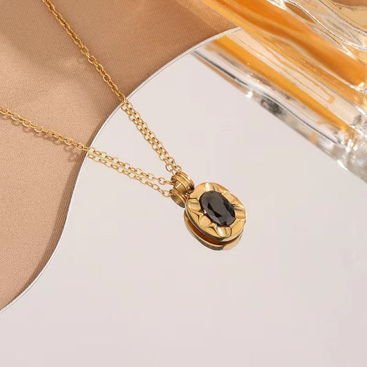 Collier Astra en acier inoxydable plaqué or 18k avec zircon noir sur fond miroir doré
