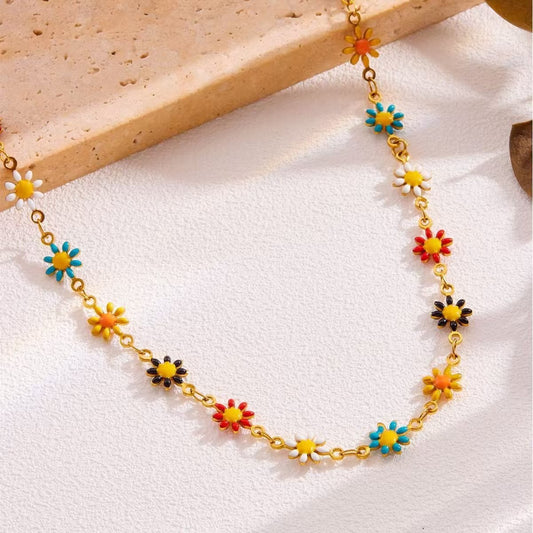 Collier doré en acier inoxydable avec petites fleurs multicolores émaillées – style estival et coloré