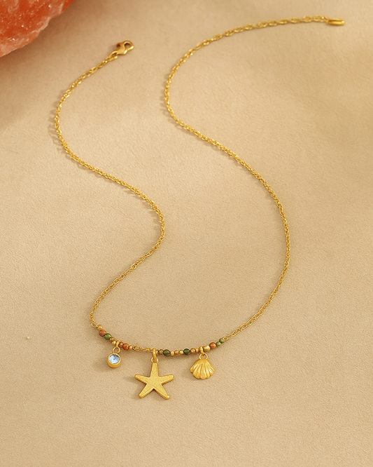 Collier Justine en acier inoxydable plaqué or avec charms étoile de mer et coquillage, vue entière