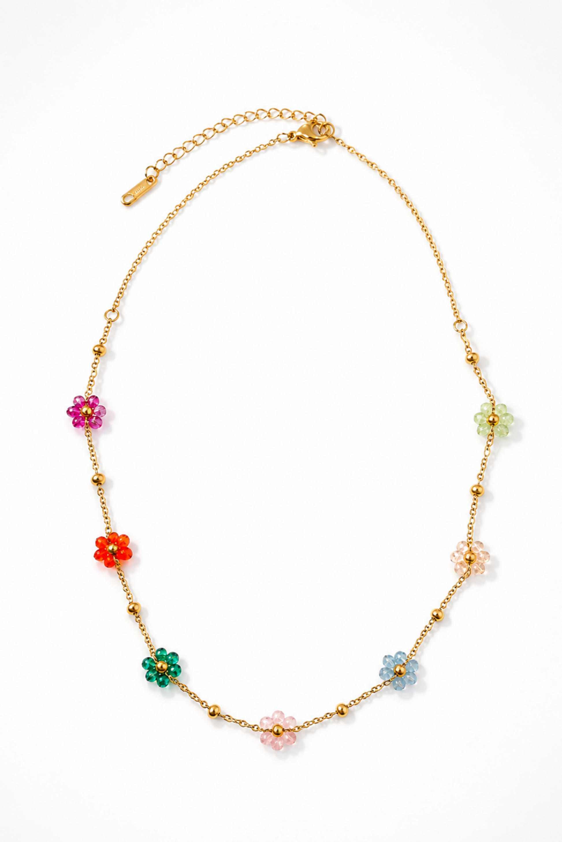 Collier en acier inoxydable plaqué or avec fleurs colorées translucides sur fond blanc