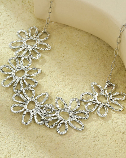 Collier choker argenté fleurs martelées - détail rapproché