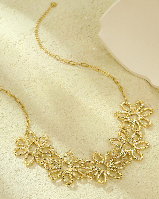 Collier choker doré motifs floraux - détail métal martelé