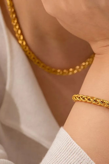 Collier Épis Or plaqué or porté autour du cou – bijou unisexe au style raffiné et lumineux