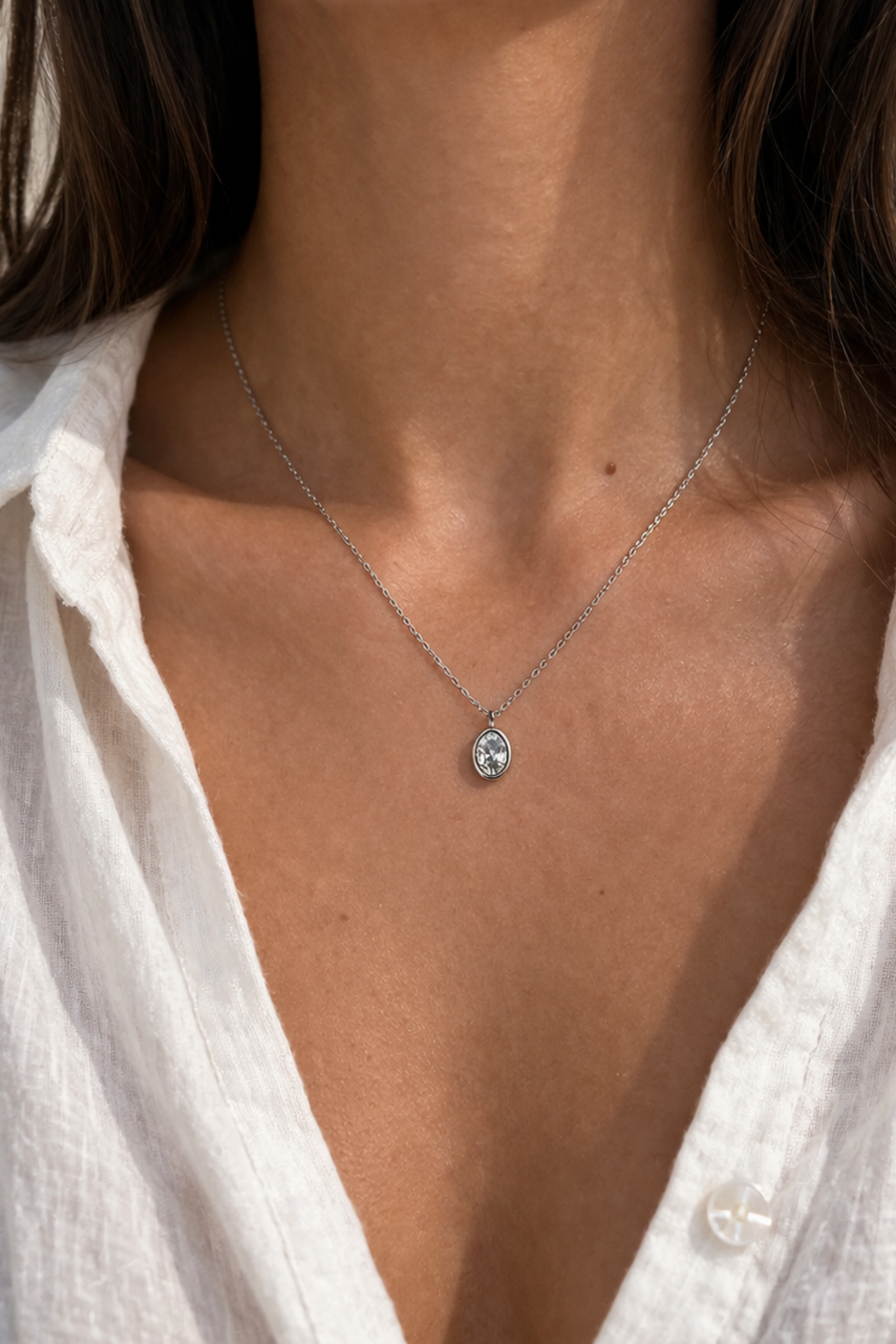 collier argent avec pendentif ovale brillant porte sur peau + bijou minimaliste elegant