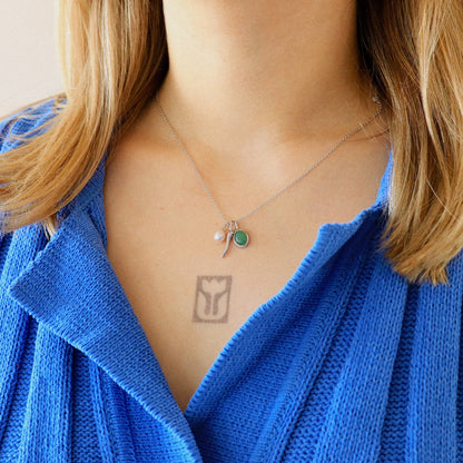 Collier Pimenta porté – chaîne fine avec pendentifs aventurine, perle et piment

