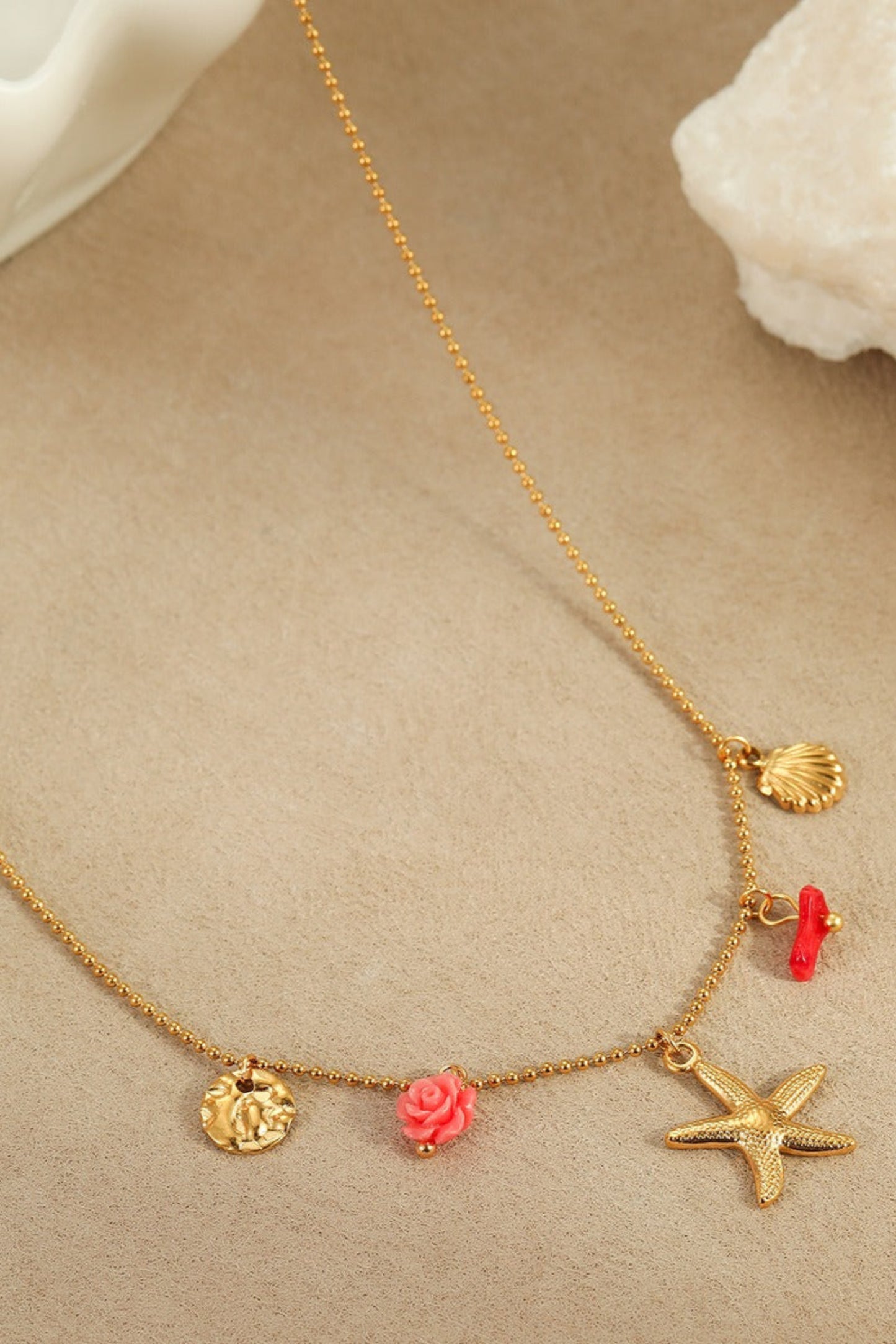 Collier doré avec pendentifs coquillage, corail, étoile de mer et fleur colorés et coquillages – style bohème estival