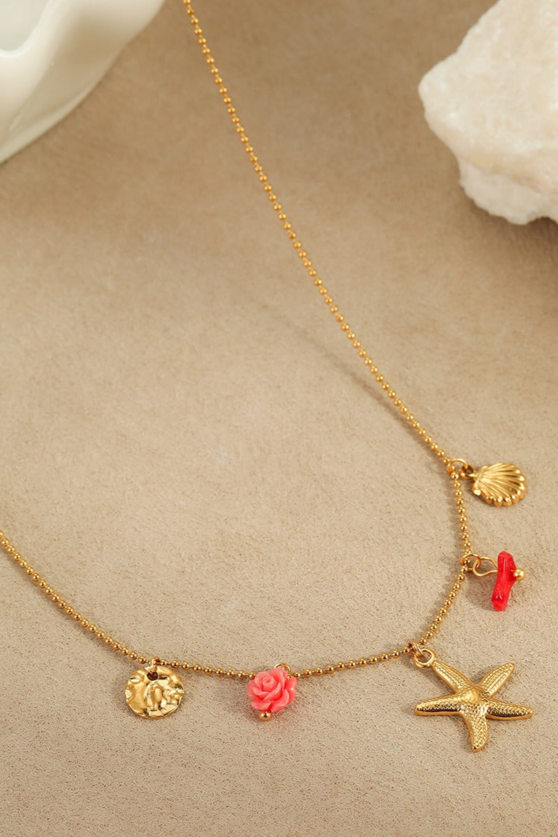 Collier doré avec pendentifs coquillage, corail, étoile de mer et fleur colorés et coquillages – style bohème estival