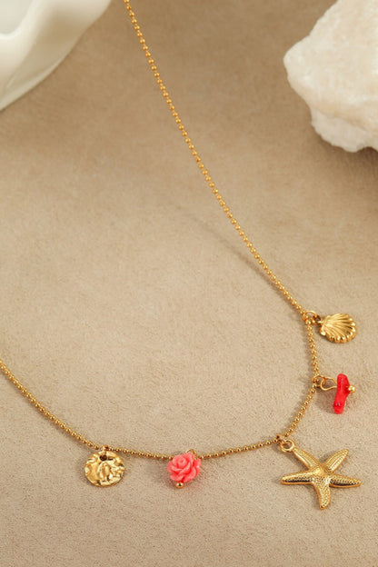 Collier doré avec pendentifs coquillage, corail, étoile de mer et fleur colorés et coquillages – style bohème estival