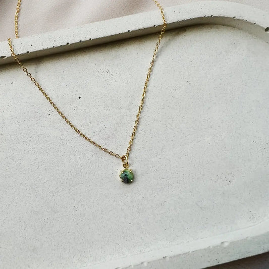 Collier Zoto à plat – pierre brute d’agate verte sur chaîne dorée fine

