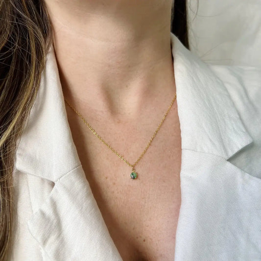 Collier Zoto porté au cou – chaîne plaquée or avec pierre verte naturelle