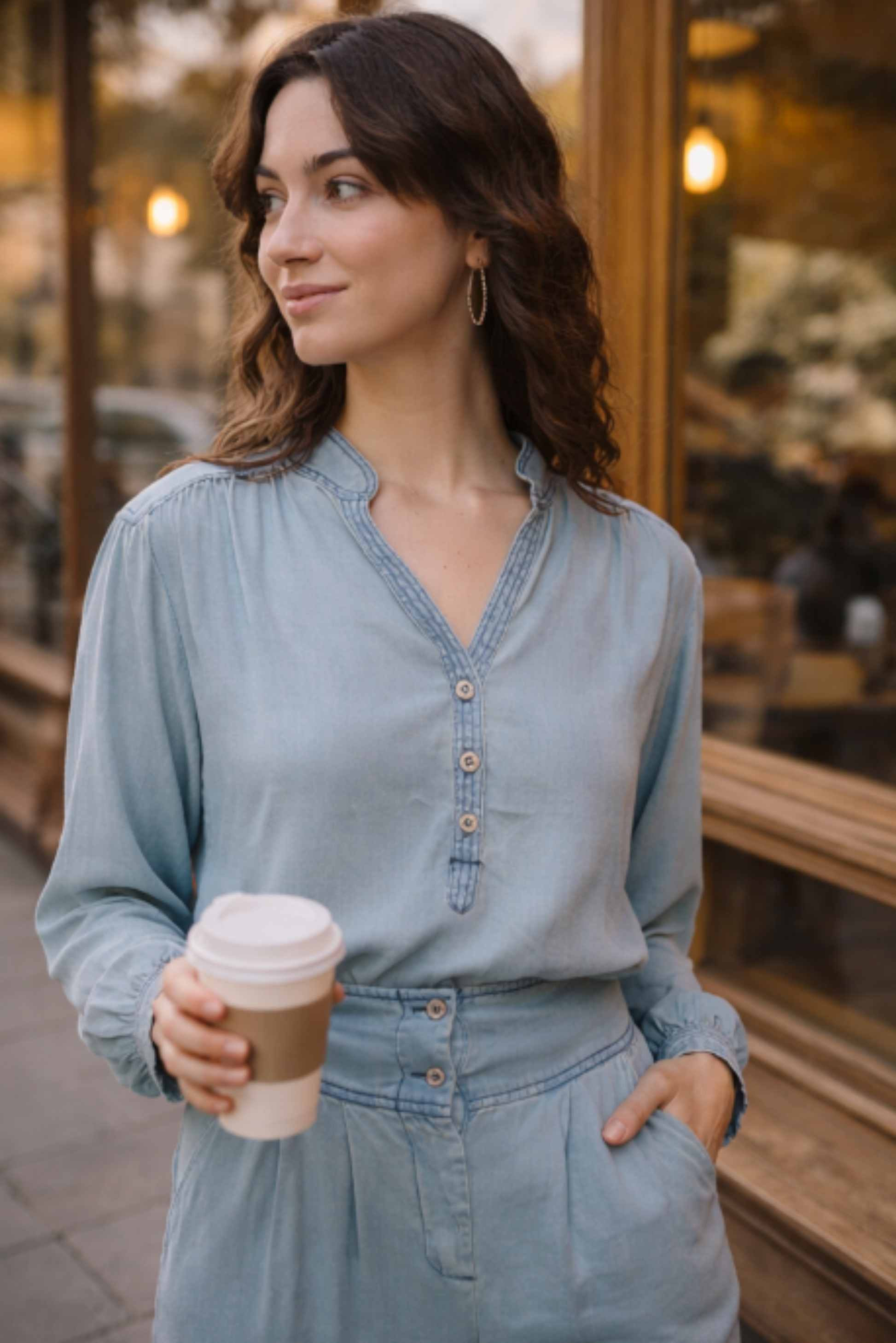 combinaison bleu fluide detail col boutonne et manches longues avec cafe en main + style chic decontracte