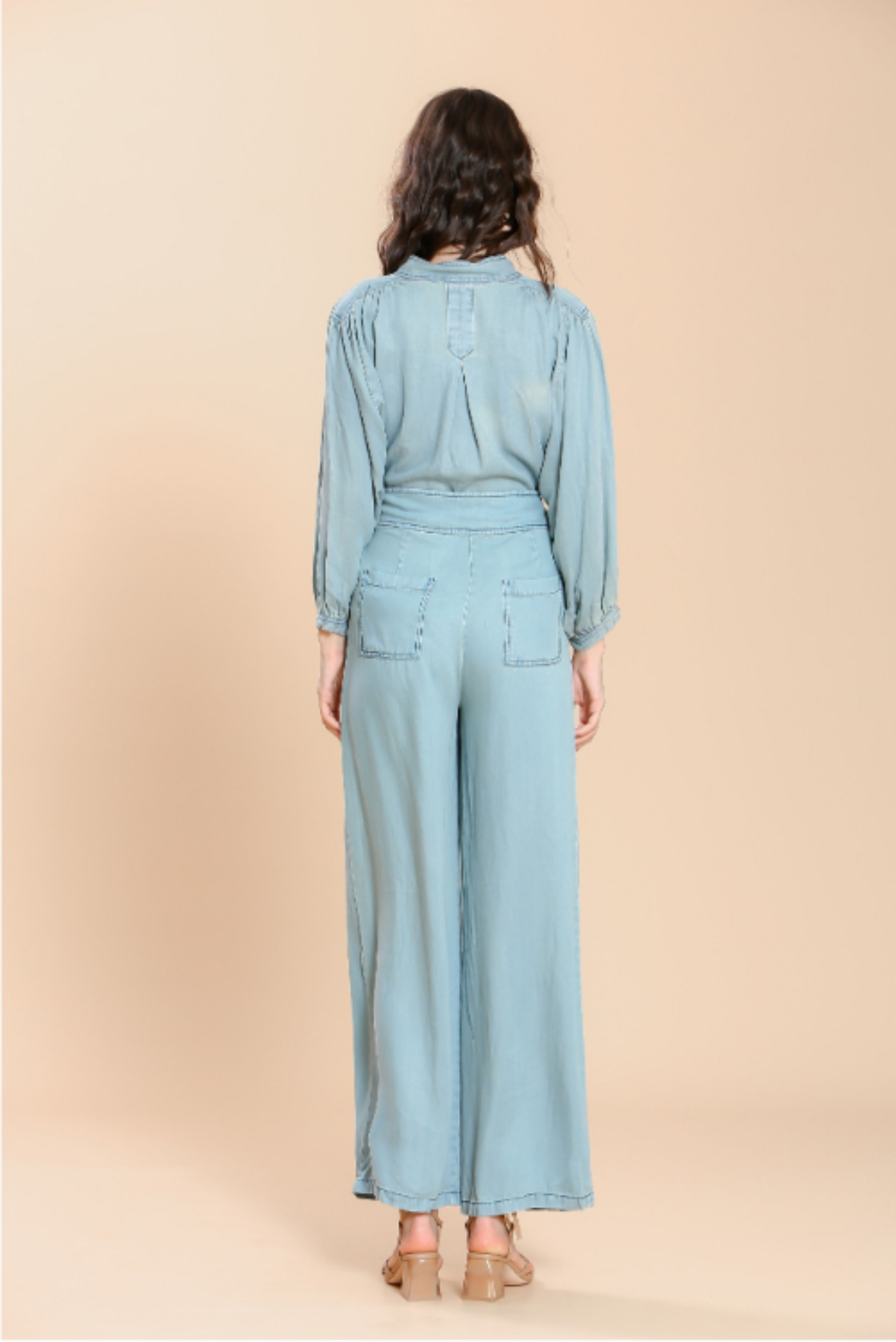 combinaison bleu fluide vue dos avec taille haute et poches arrière + coupe large elegante
