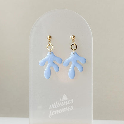 Boucles légères en argile bleu ciel, design original