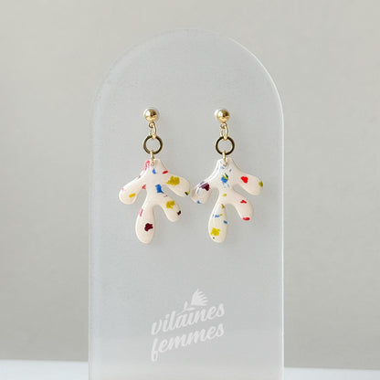 Boucles d’oreilles blanches à confettis multicolores, forme libre artistique