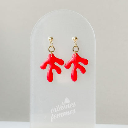 Boucles d’oreilles abstraites rouge tomate en argile de polymère fait main