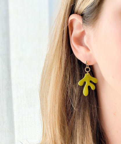 Boucles vert lime portées, forme abstraite artistique