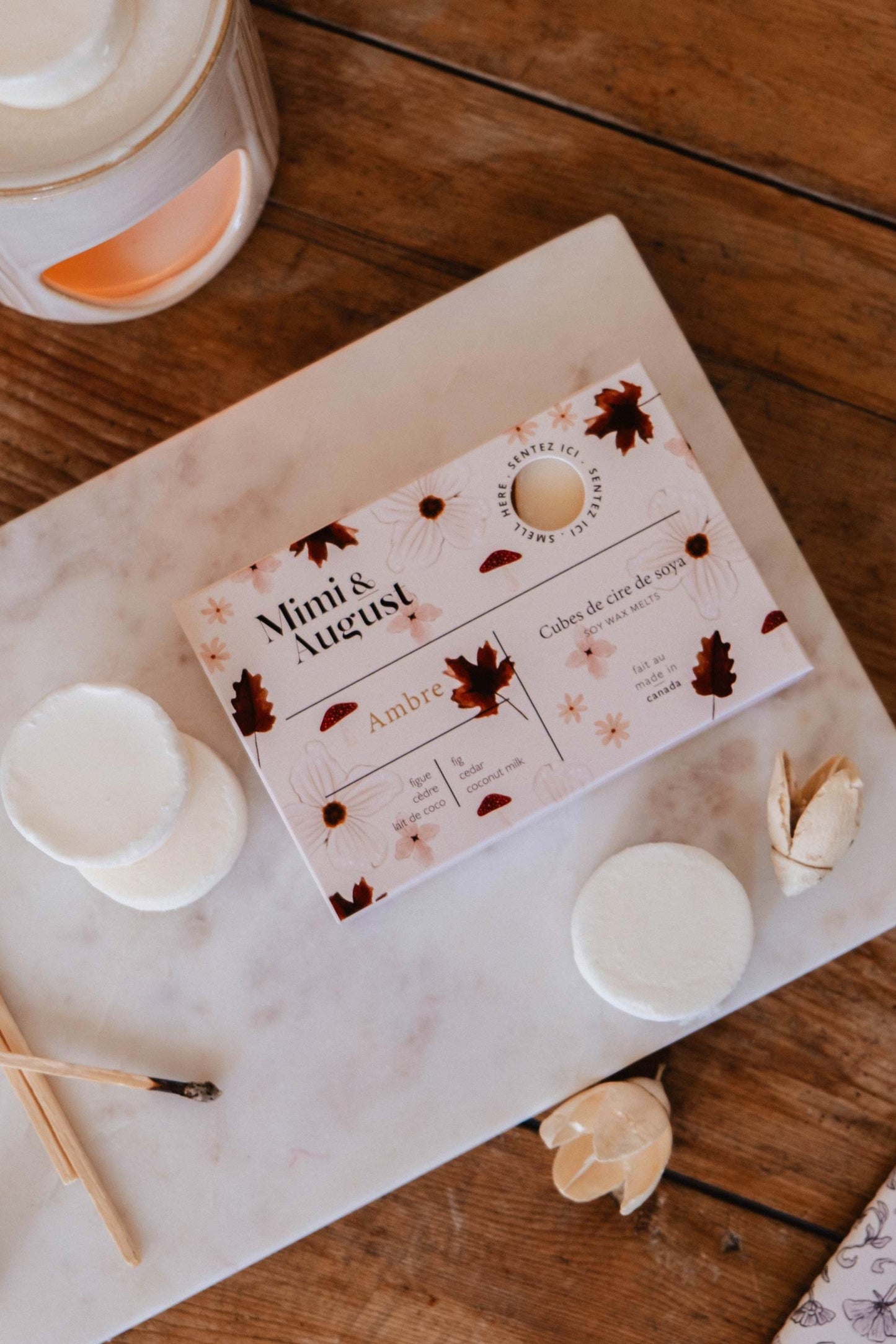 présentation élégante des cubes de cire de soya Ambre sur plateau – parfum figue cèdre coco