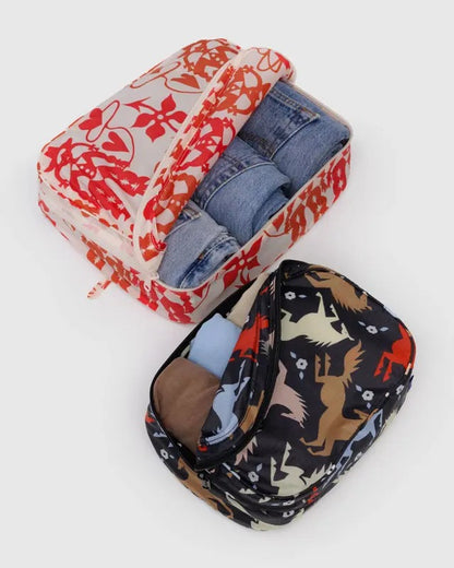 Ensemble de cubes de rangement Baggu ouverts – vêtements pliés à l’intérieur