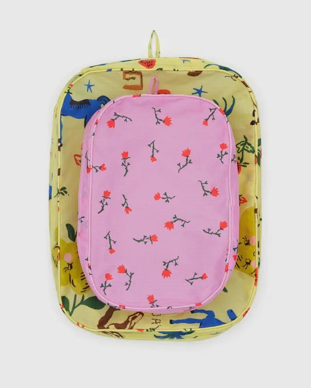 Ensemble de cubes de rangement Prairie Peinte – petit cube rose floral posé dans le grand cube jaune illustré