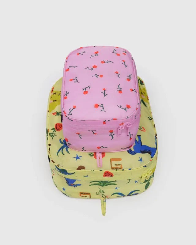 Ensemble Prairie Peinte empilé – cubes rose et jaune décorés, pour organisation de valise