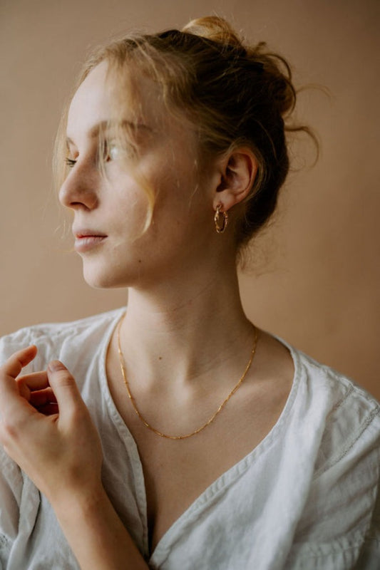 Chaîne dorée délicate portée au cou – bijou minimaliste en or rempli
