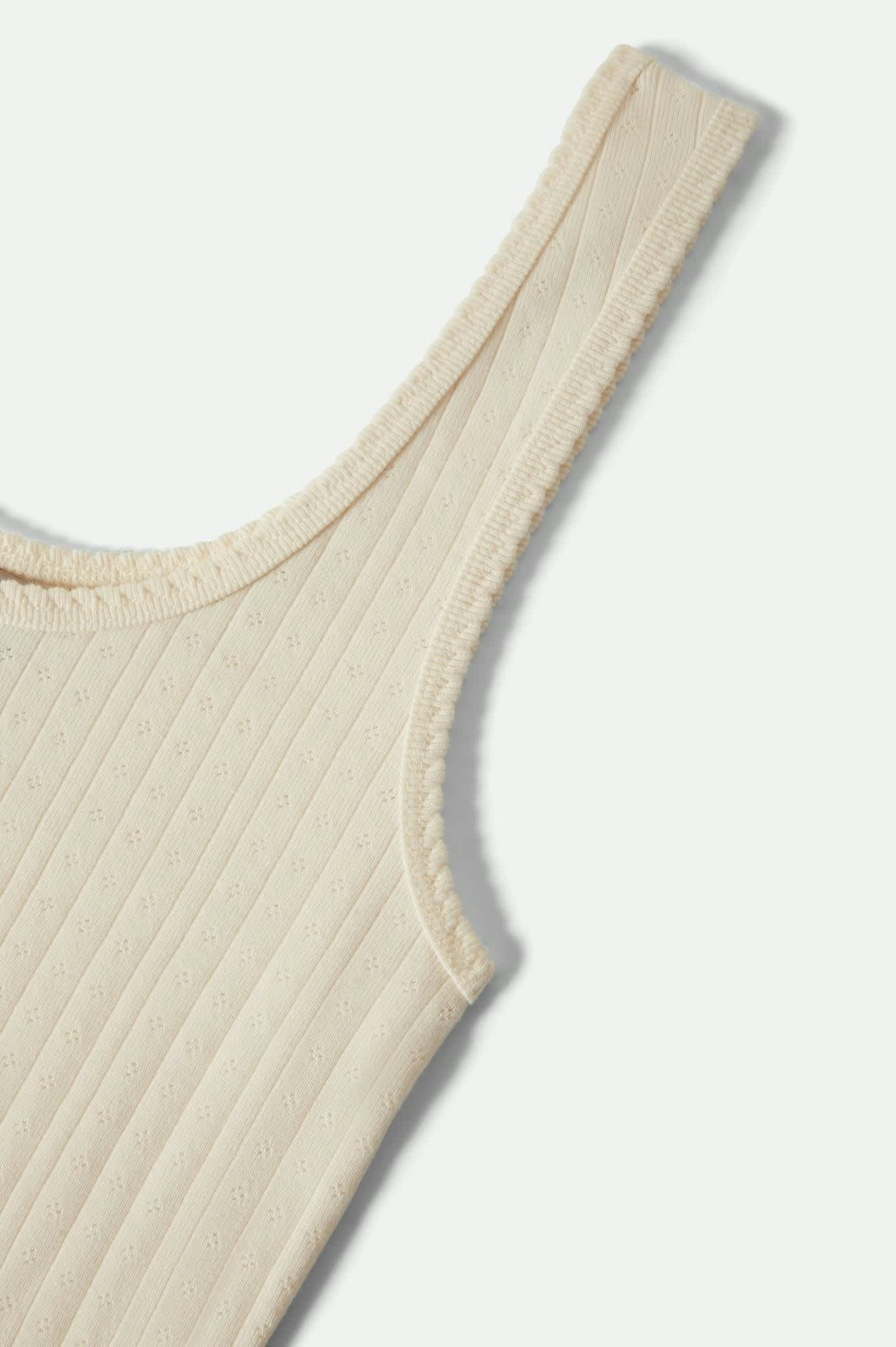 Gros plan bretelle débardeur pointelle blanc, couture fine