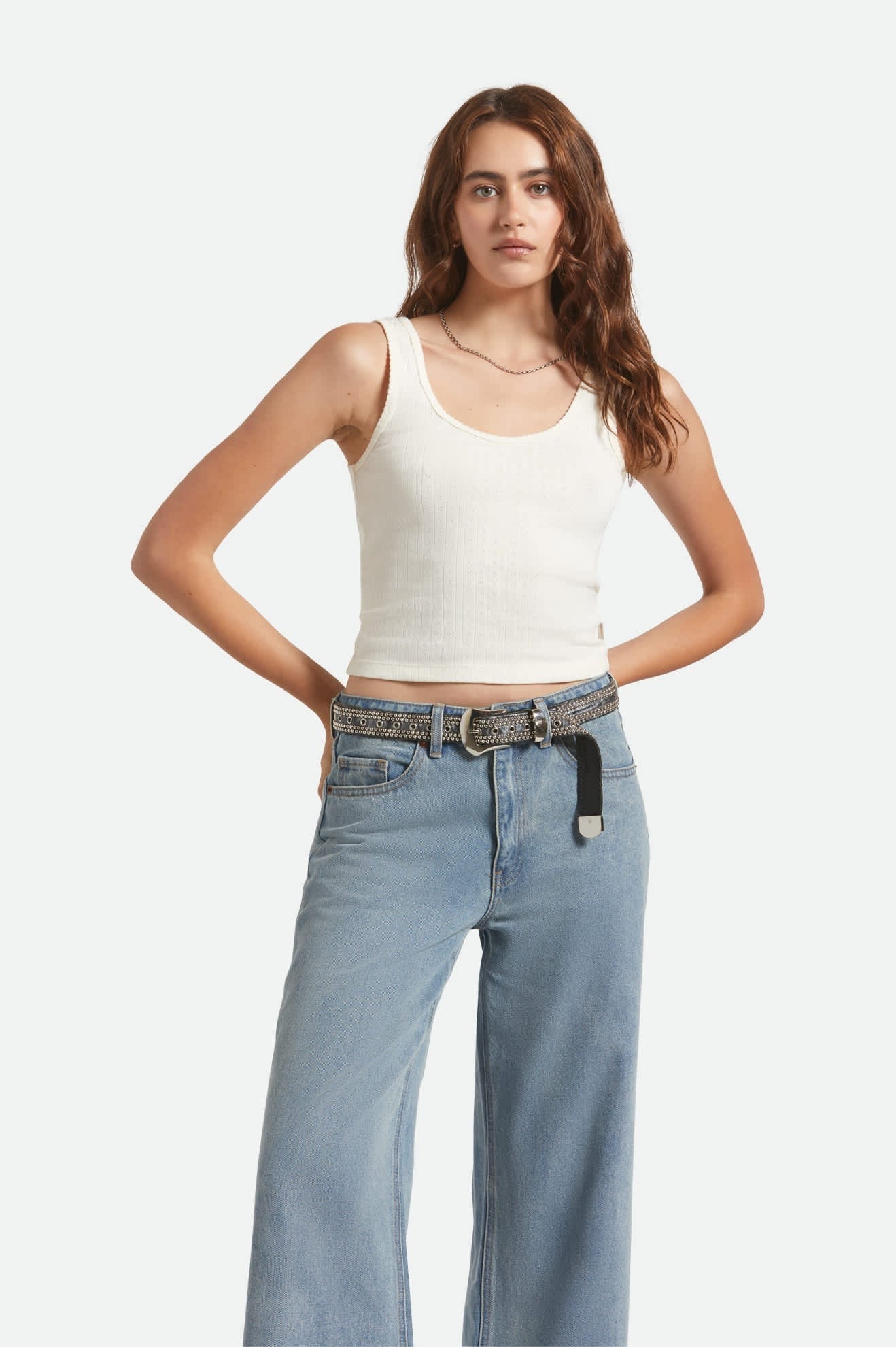 Vue avant du débardeur pointelle blanc porté, style casual chic