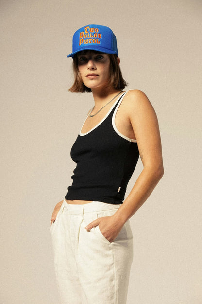 Femme portant le débardeur noir ajusté, look casual chic