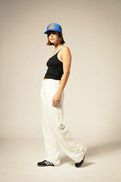 Look complet avec le débardeur noir porté avec un pantalon blanc