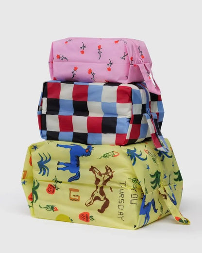 Empilement des trois pochettes Baggu – Formats petit, moyen et grand – Motif western