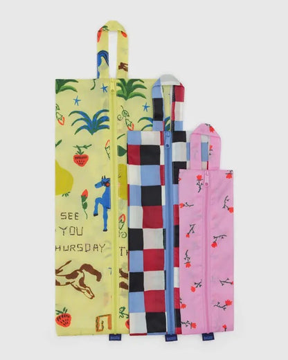 Trois pochettes Baggu en position verticale – Motif découpes western coloré