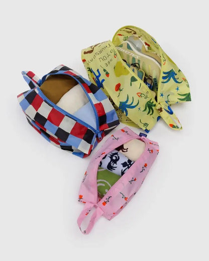 Ensemble de pochettes d'organisation Baggu ouvertes montrant leur contenance – Motif western