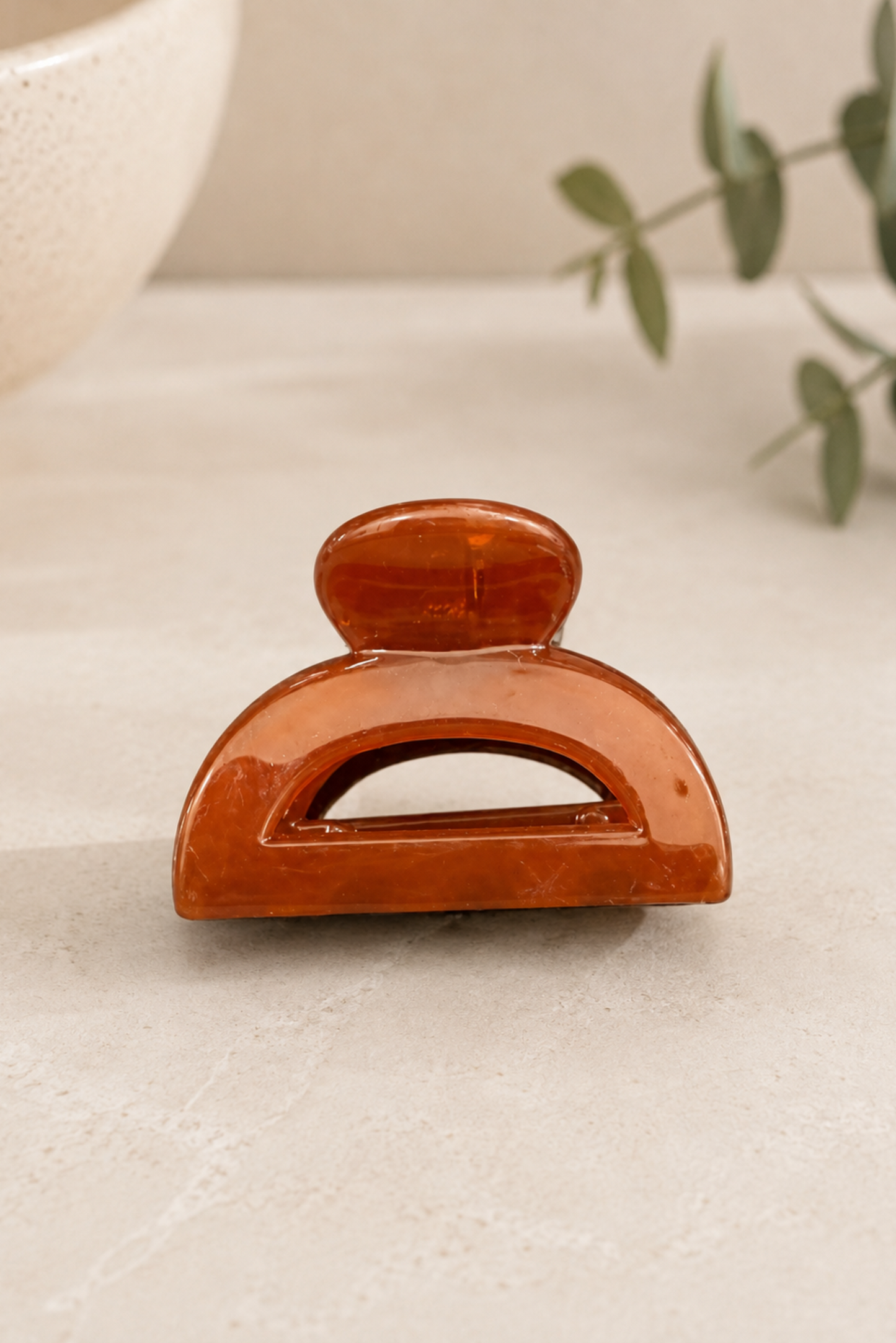 Mini pince demi-lune caramel présentée seule sur fond neutre avec fini brillant.