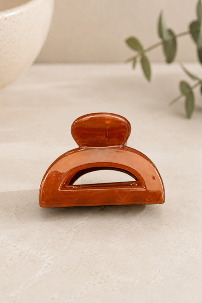 Mini pince demi-lune caramel présentée seule sur fond neutre avec fini brillant.