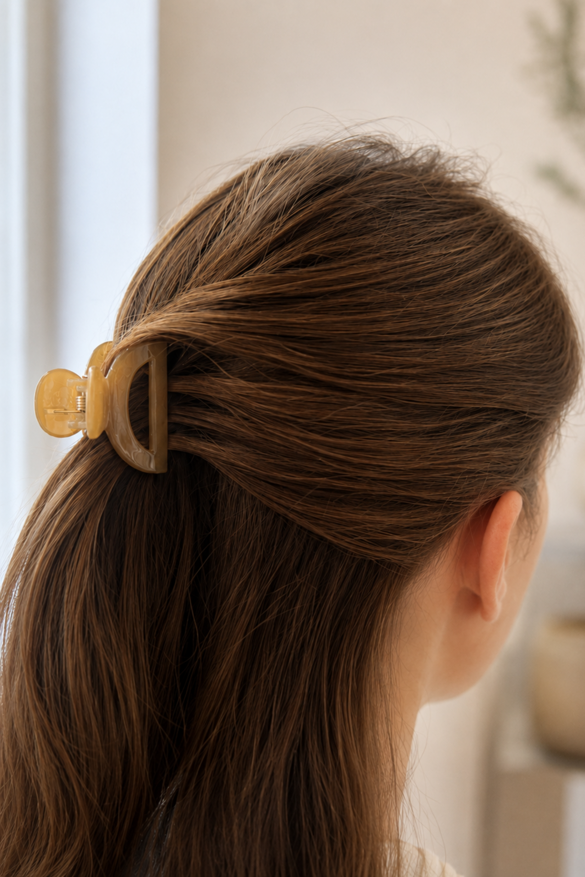 Demi-lune mini pince portée dans les cheveux en demi-attache avec finition brillante et format pratique.