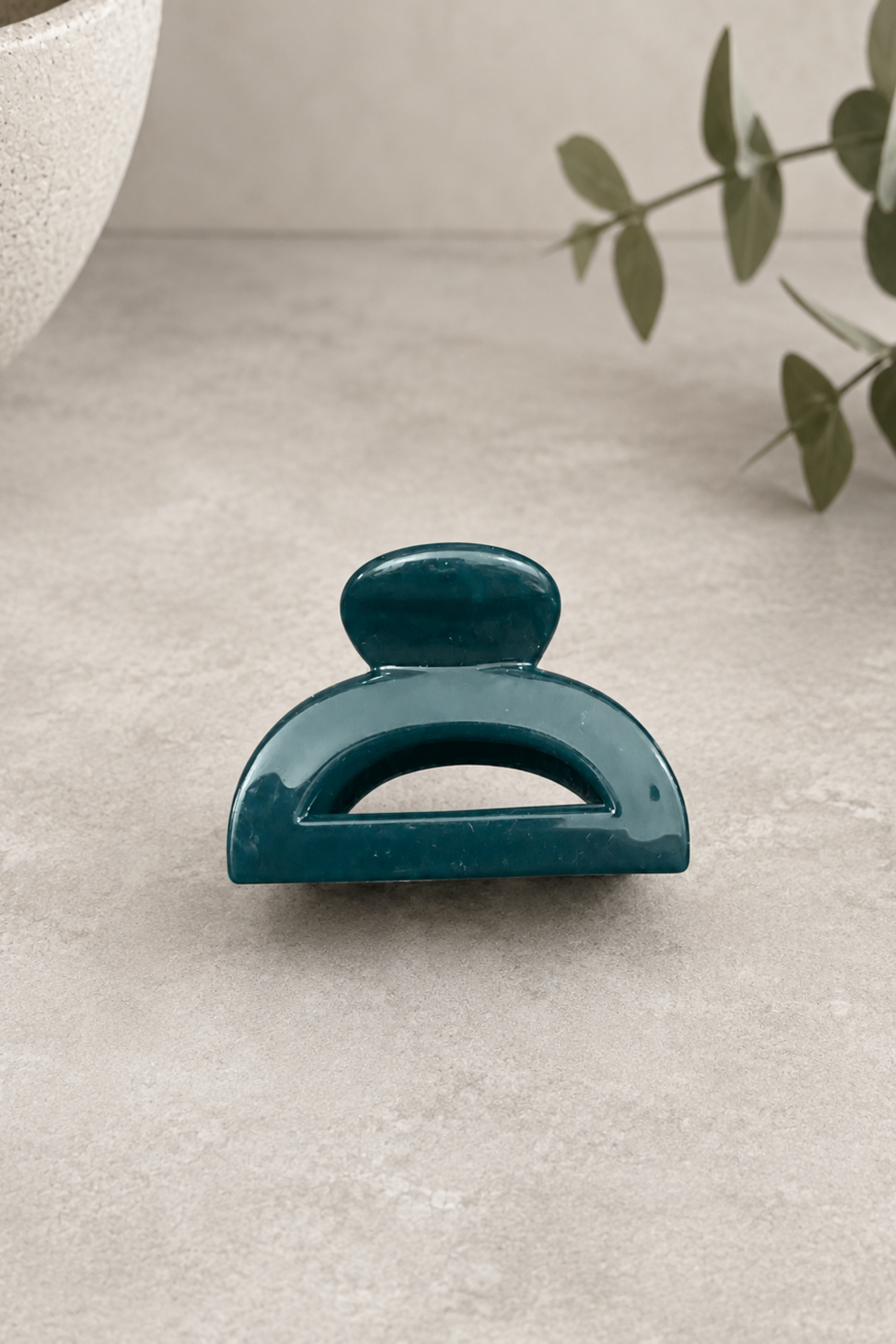 Mini pince demi-lune turquoise présentée seule sur fond neutre avec fini brillant.