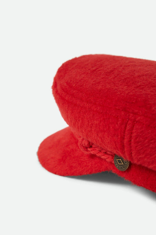 Gros plan sur la texture laineuse rouge et le cordon avant de la casquette Fiona