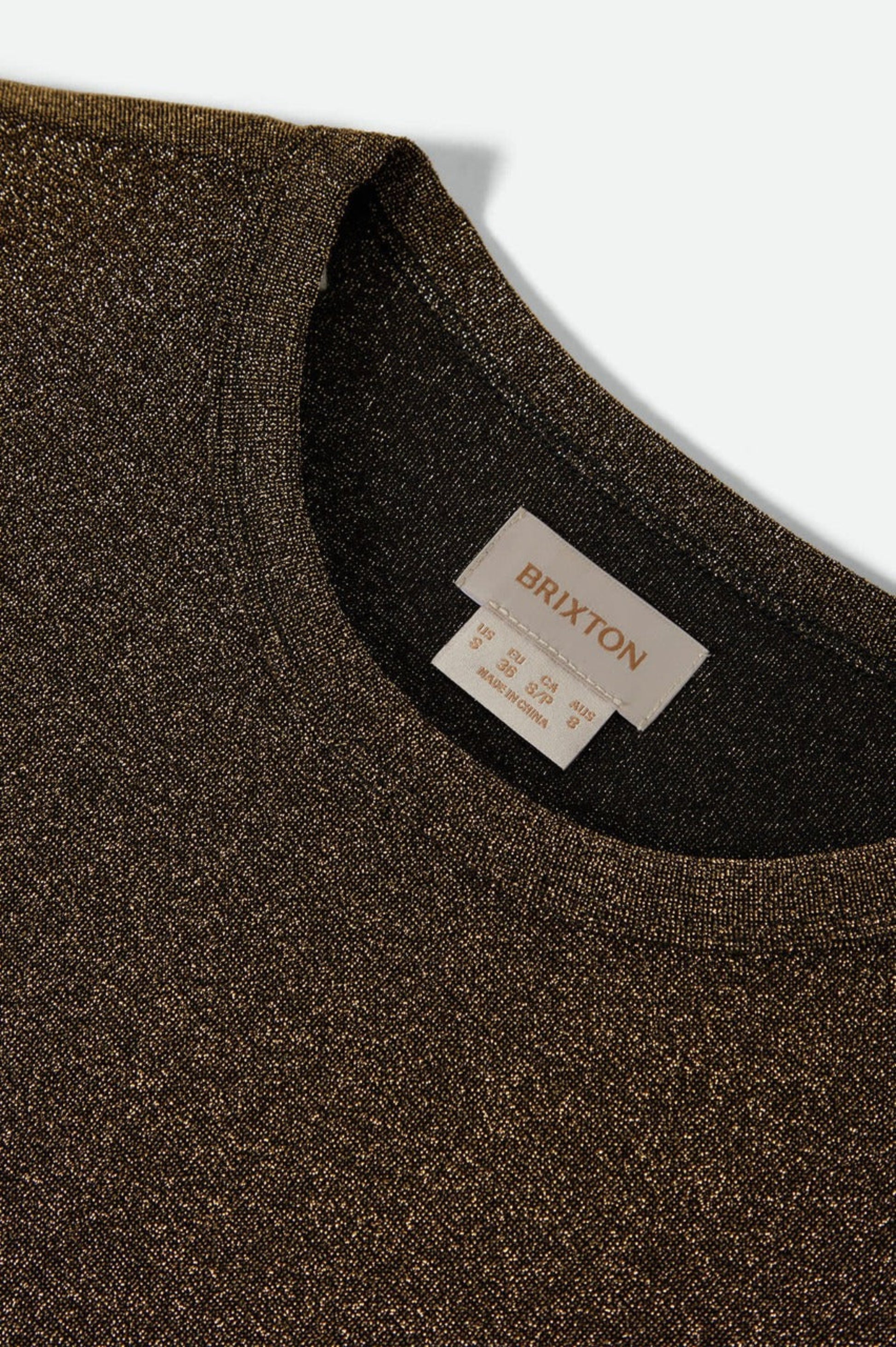 Détail du col rond du haut Donna doré, texture scintillante fine