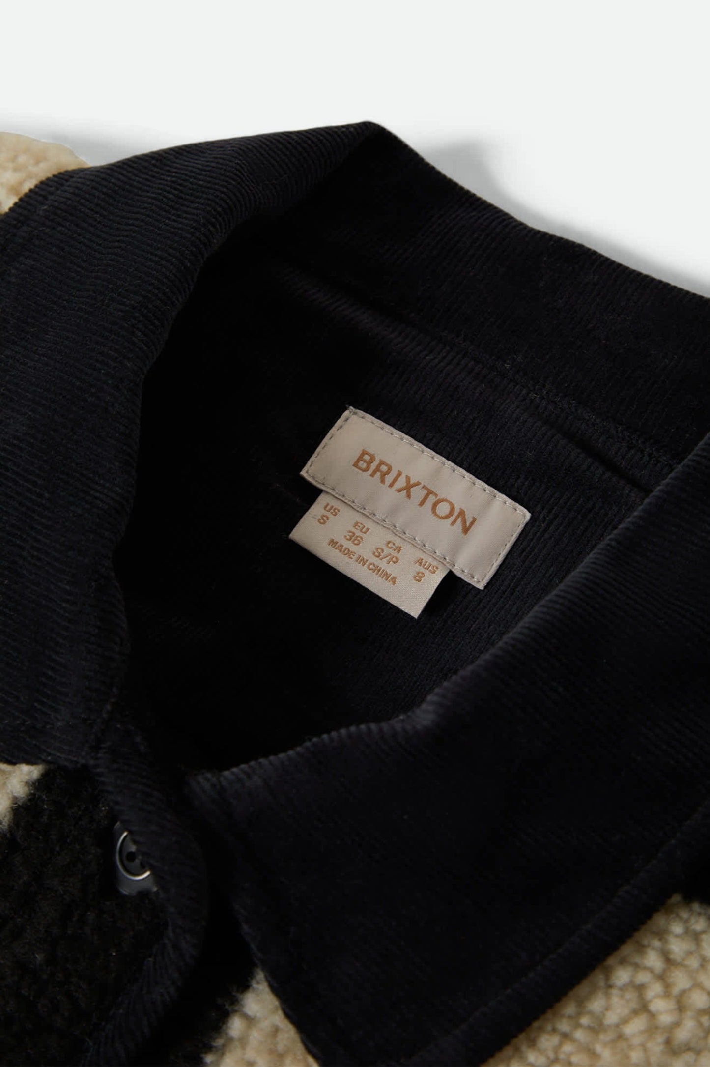 Détail du col en velours côtelé noir de la veste Charlotte