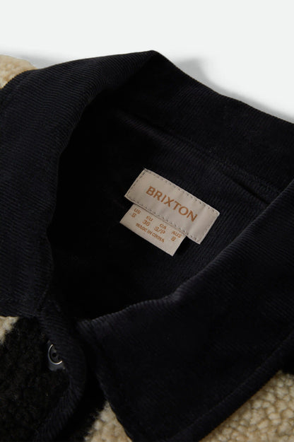 Détail du col en velours côtelé noir de la veste Charlotte