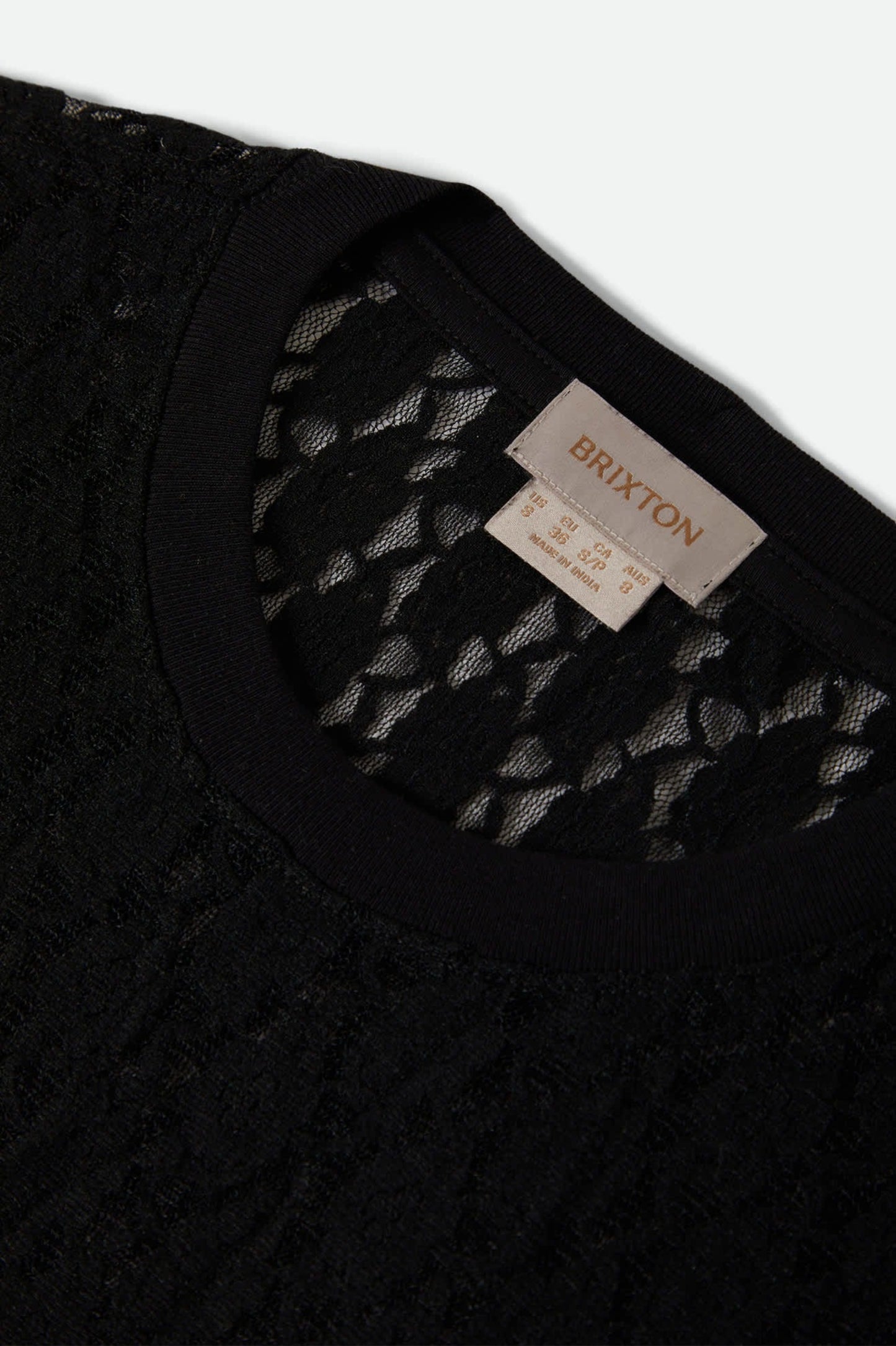 Gros plan sur la dentelle ajourée noire du haut Mathilda