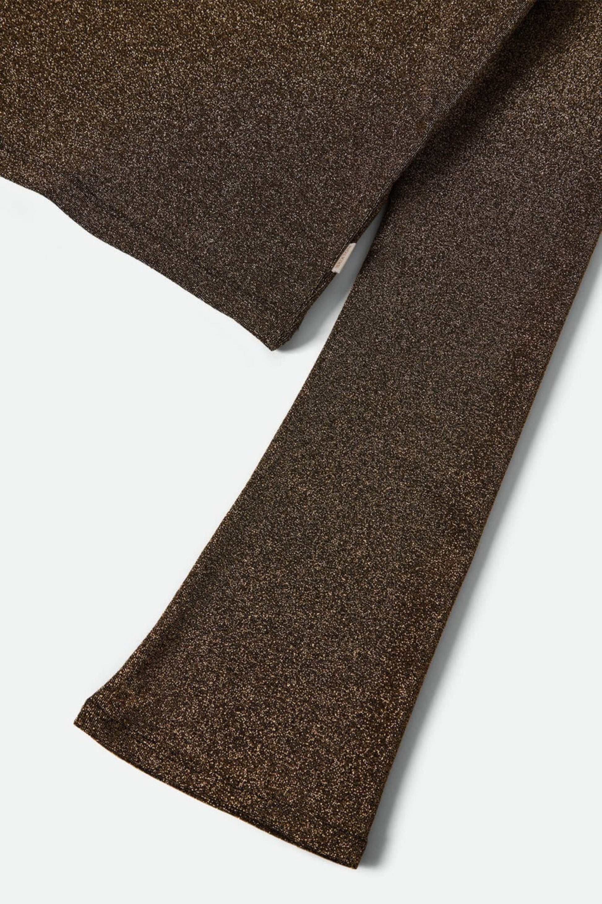 Détail de la manche évasée du haut Donna doré, texture scintillante fine