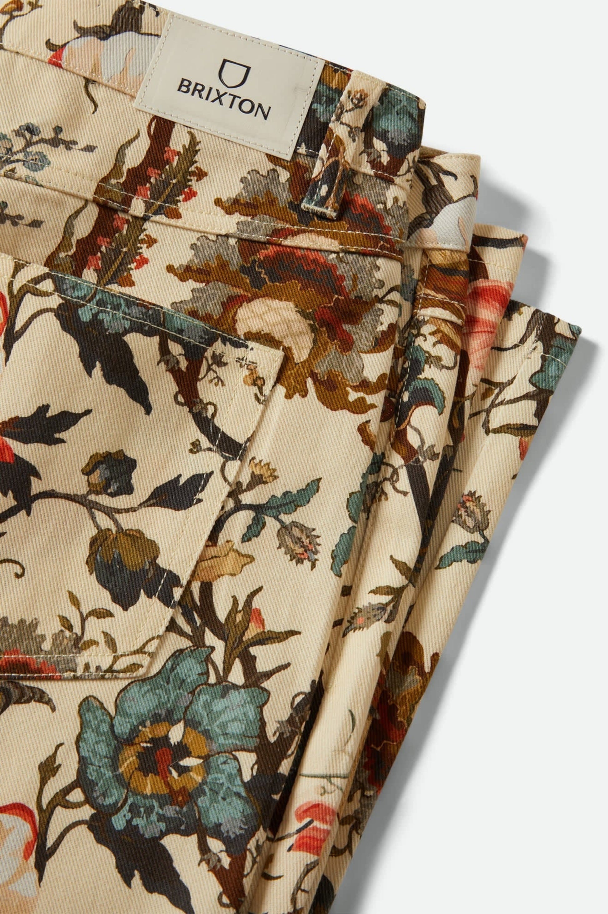 Gros plan sur le tissu du pantalon Maureen, coton texturé imprimé floral