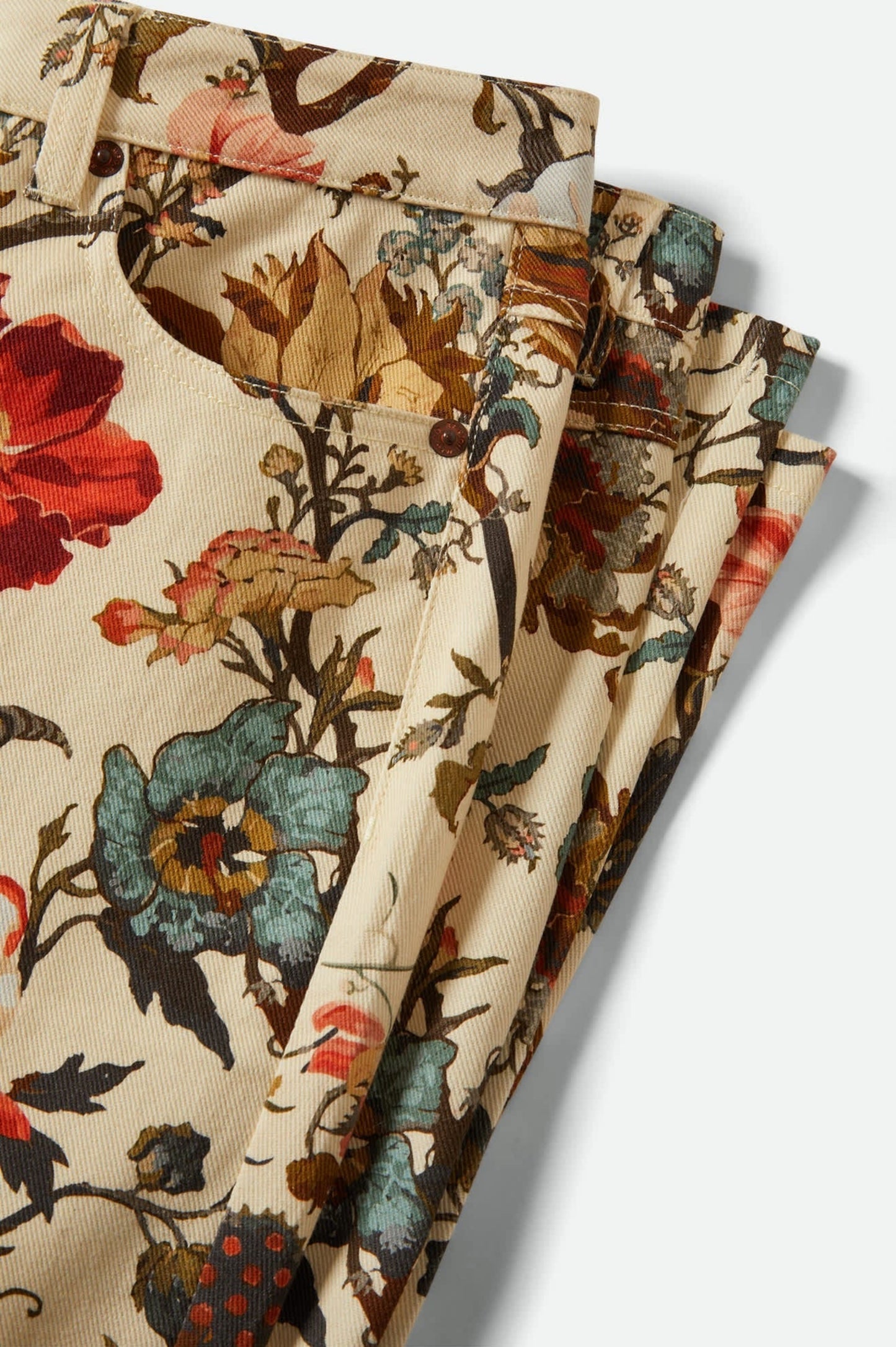 Gros plan sur le tissu du pantalon Maureen, coton texturé imprimé floral