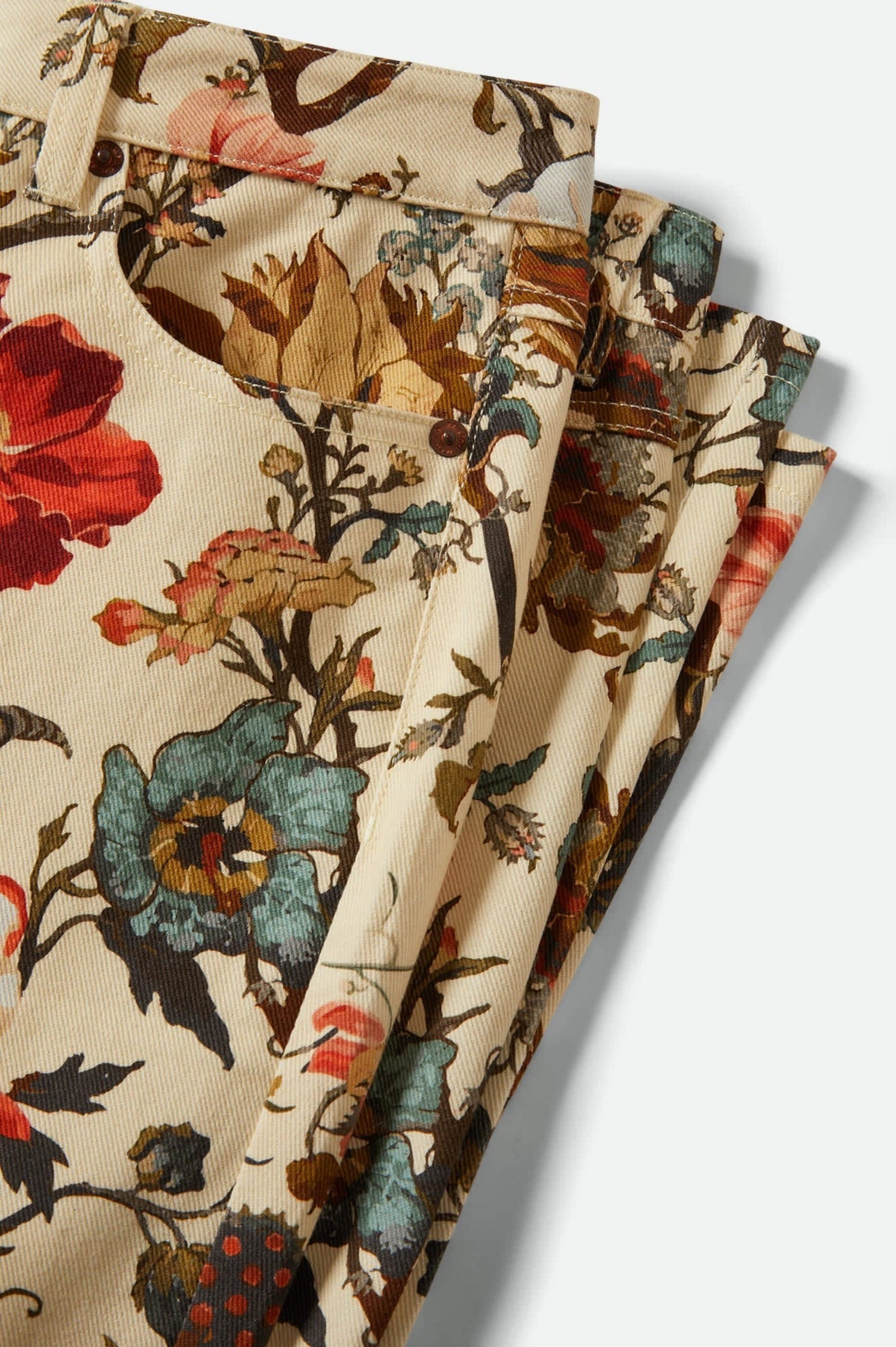 Gros plan sur le tissu du pantalon Maureen, coton texturé imprimé floral